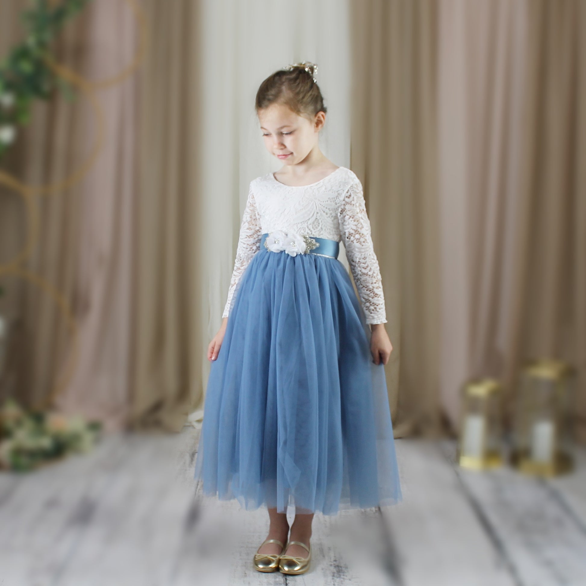 Dusty blue flower girl dress in long tulle with long sleeves in white lace. 